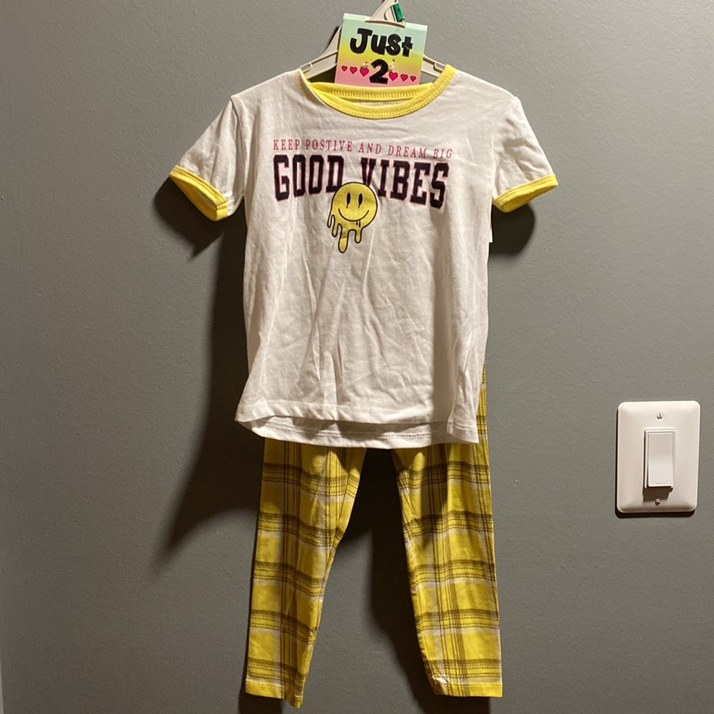 BRAND NEW GIRLS 2 PIECE SET SIZE 4! NWT. SMOKE FREE HOME! - Picture 2 of 5
